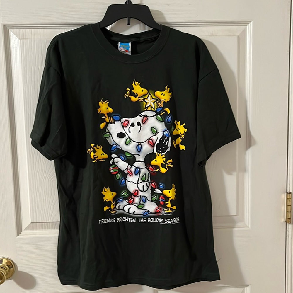 Peanuts men’s holiday tshirt. Size large. Green.